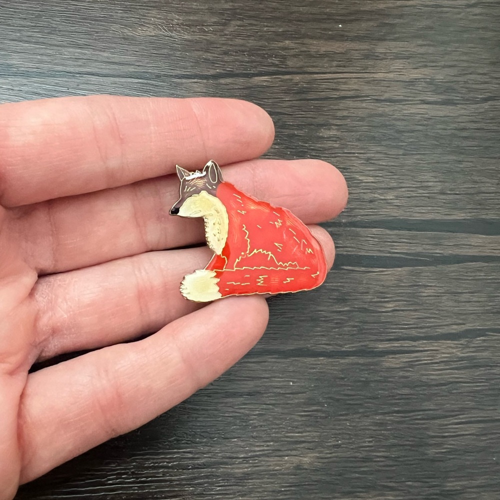 Fox Collectible Pin - Picture 2 of 3